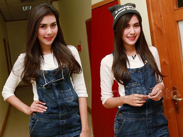 Syahnaz, Kehabisan Baju Ya?