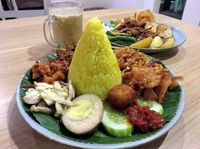 Mencicip Nasi Kuning Komplet dan Bistik Ayam yang Sedap Gurih!