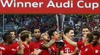 Bayern Munich menerima trofi Audi Cup. Jason Cairnduff/Reuters/detikFoto.