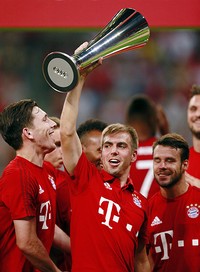 Philipp Lahm mengangkat trofi Audi Cup. Jason Cairnduff/Reuters/detikFoto.
