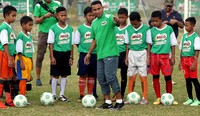 Firman Utina memberikan tehnik tendangan yang baik kepada sembilan pemain terbaik MILO Football Championship di MILO Camp, di Lapangan Bea Cukai, Rawamangun, Jakarta, Kamis (06/08/2016).