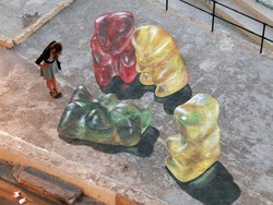 Lukisan Anamorphic 3D, Seperti Berdiri Tegak di Pinggir Pantai