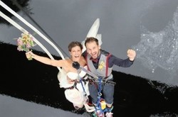 Ekstrem, Pasangan Ini Rayakan Pernikahan dengan Bungee Jumping