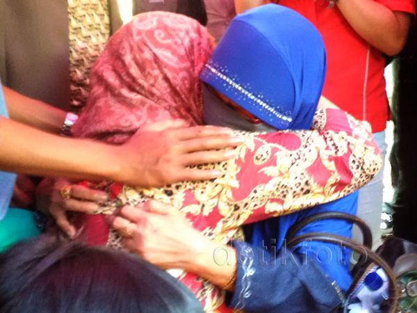Jenazah Rian Diangkat, Ibunda Tak Kuasa Menahan Tangis