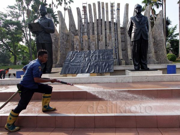 Jelang HUT RI, Patung Proklamator Dibersihkan