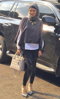 Foto: Penampilan Baru Ratna Galih Pasca Berhijab