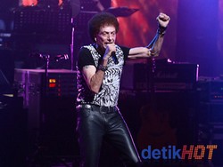 Konser Panggung Sandiwara God Bless Penuh Distorsi