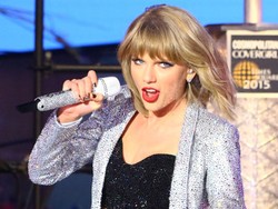 Kaki Ditarik Penonton, Taylor Swift Hampir Jatuh dari Panggung