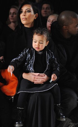 Koleksi Baju Desainer Milik Putri Kim Kardashian, Akan Membuat Anda Iri