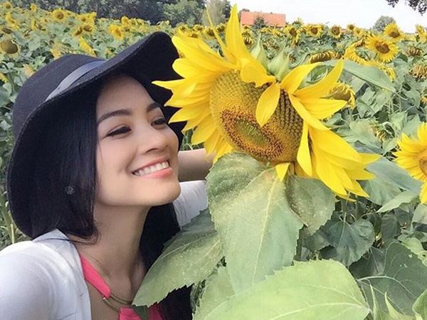 Pretty Mom... Titi Kamal di Antara Bunga-bunga Matahari
