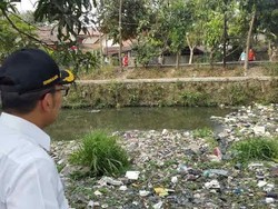Ini Ekspresi Ridwan Kamil Lihat Sungai di Bandung Penuh Sampah