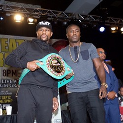 Dianggap Pilih Lawan Ringan, Ini Pembelaan Mayweather