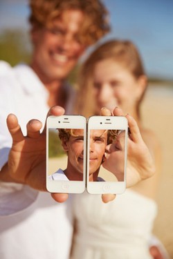 Orang yang Pamer Kemesraan di Media Sosial, Apa Benar-benar Bahagia?