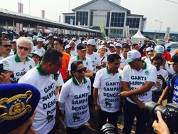 Sabtu Pagi, Rini Soemarno Bersih-bersih di Muara Angke