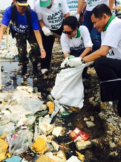 Ini Gaya Rini Soemarno Punguti Sampah di Muara Angke