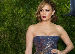 Tak Minum Alkohol Bikin Kulit Jennifer Lopez Kencang dan Awet Muda