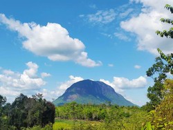 Wisata ke Bukit Kelam yang Misterius di Kalimantan, Berani?