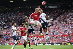 Hanya Bola Panjang yang Bisa Menembus Lini Tengah Man United