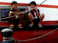 Minim Sarana Bermain, Sejumlah Anak Bermain di Dermaga Muara Angke