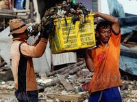 Dinas Kebersihan Bersihkan Sampah Muara Angke