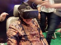Risma Jajal Serunya Virtual Reality di Popcon Asia 2015