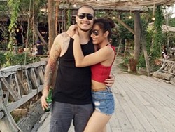 Aww... Liburan Bareng, Tyas Mirasih Mesra Peluk-peluk Pacar