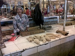 Daging Sapi Mahal, Pedagang di Sukabumi Terpaksa Jual Kulit Dan Tulang