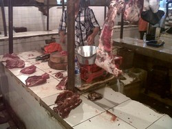 Masih Ada Pedagang Daging Sapi Jualan di Pasar Tebet, Daging Sisa Kemarin