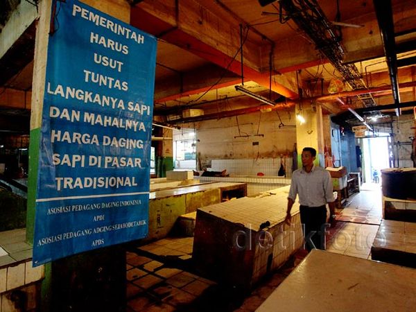 Pedagang Daging Pasar Palmerah Mogok Jualan