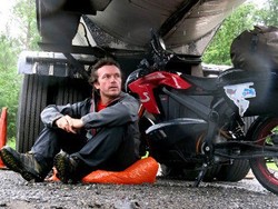 Pria Ini Pecahkan Rekor Turing Terjauh Pakai Motor Listrik