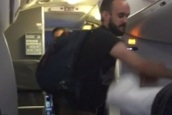 Tolak Matikan Ponsel, Penumpang Mabuk di AS Mengamuk di Pesawat