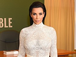 Follower di Instagram Tembus 42 Juta, Kim Kardashian Pamer Dada