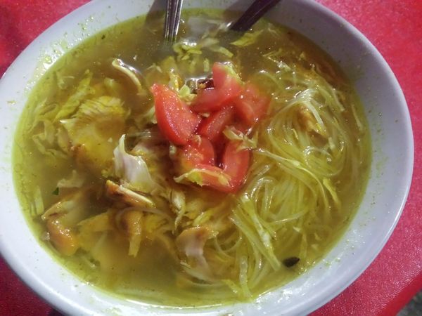 Jajan Soto Ayam Gurih Mantap di Warung 'Sedap Malam' Surabaya