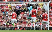 Pada pertandingan di Emirates Stadium, Minggu (9/8/2015) malam WIB, gol-gol West Ham tercipta di masing-masing babak. Cheikhou Kouyate membawa tim tamu memimpin beberapa menit sebelum turun minum. Reuters/Tony O'Brien.