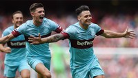 Mauro Zarate menggandakan keunggulan West Ham di babak kedua. Reuters/Tony O'Brien.