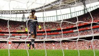 Petr Cech membuat kesalahan yang berujung 2 gol West Ham. Reuters/Tony O'Brien.