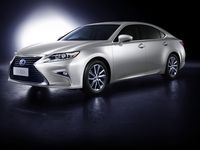 Lexus ES Tampil Menawan