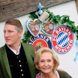 Schweinsteiger Ingin Ajak Skuat MU Hadiri Oktoberfest