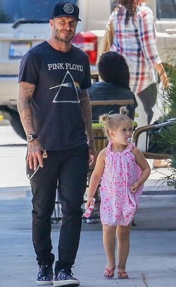 Victoria Beckham Dikritik karena Harper Masih Ngempeng di Usia 4 Tahun