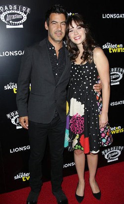 Penampilan Perdana Zooey Deschanel Setelah Melahirkan dan Menikah