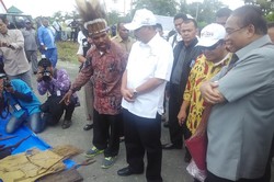 Menpar & Menko Maritim Kunjungi Desa Iwaka di Timika, Papua