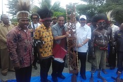 2 Menteri Terpesona Ukiran Kayu Suku Kamoro