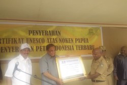 Ketika Menpar Arief Yahya Memakai Tas Noken Papua