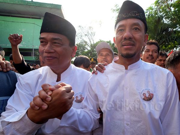 Penantang Risma-Whisnu Daftar ke KPU Surabaya