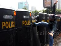 Polisi Bentrok dengan Demonstran