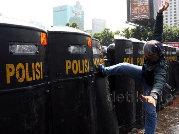 Polisi Bentrok dengan Demonstran