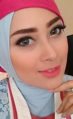 Tutorial Hijab Turban untuk Bergaya Unik ala Nina Septiani