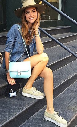 7 Sepatu Sneakers yang Jadi Tren di Kalangan Fashionista Saat Ini