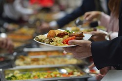 10 Hal Ini Sebaiknya Tidak Dilakukan Saat Sedang Bersantap Prasmanan (1)