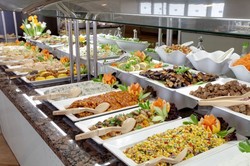 10 Hal Ini Sebaiknya Tidak Dilakukan Saat Sedang Bersantap Prasmanan (2)